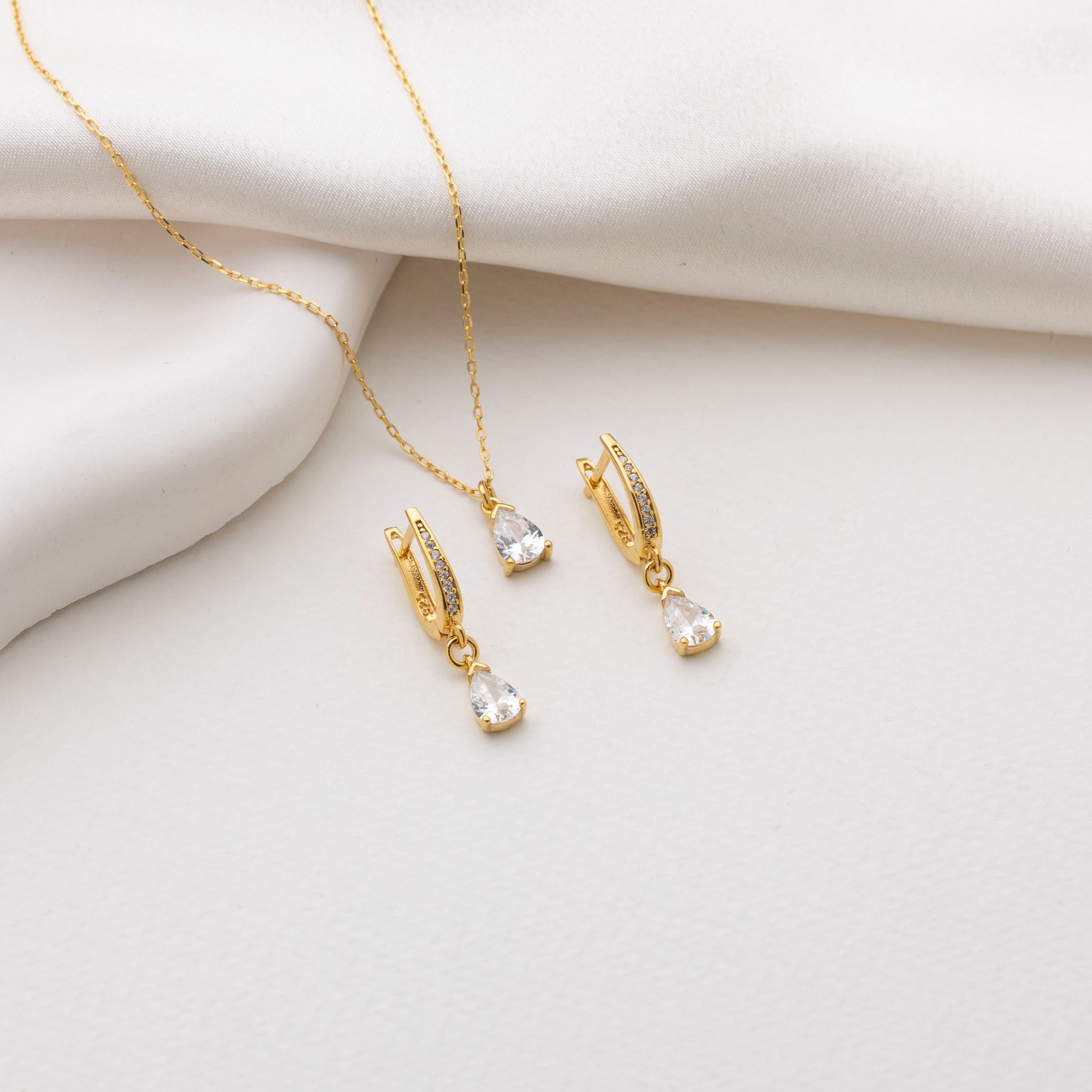 Elegant Pear-Cut Diamond Look Jewelry Set