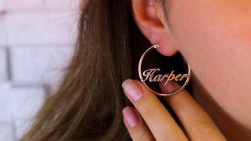Boucles d'oreilles créoles minimalistes dorées avec nom
