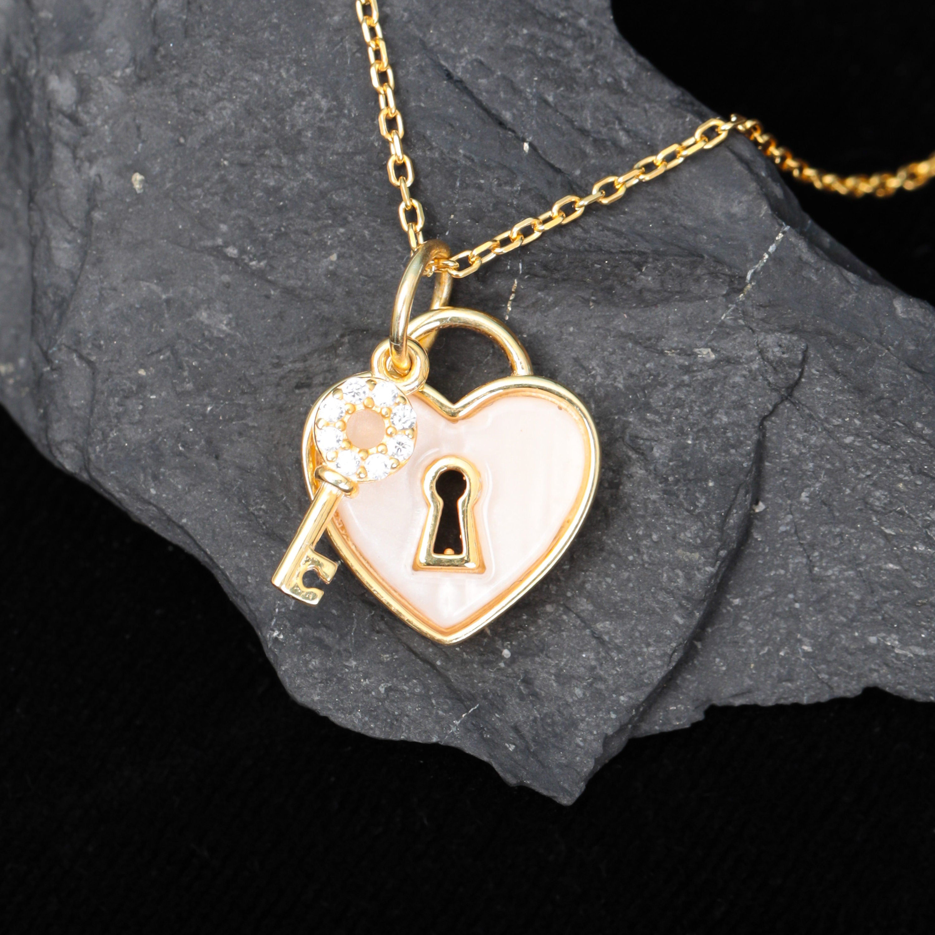 Uniqon Valentine's Day Special Metal Heart Design Lock And Key Romantic  Keepsake Padlock Diamond Nug Key Lock Love Couple Beautiful Duo Pendant  Locket Necklace With Chain For Boy's And Girl's : Amazon.in: